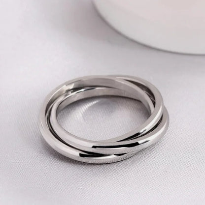 Trinity Interlocking Ring – Timeless Elegance for All